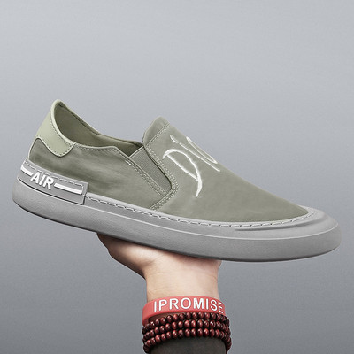 Öko bőrből készült férfi mokaszinok hímzéssel