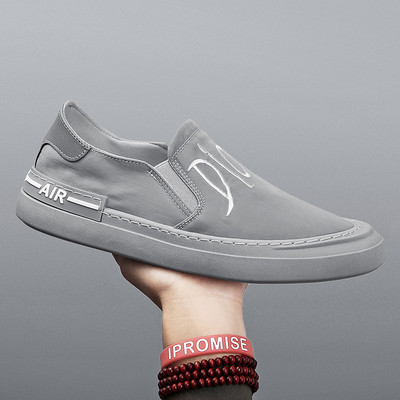 Öko bőrből készült férfi mokaszinok hímzéssel