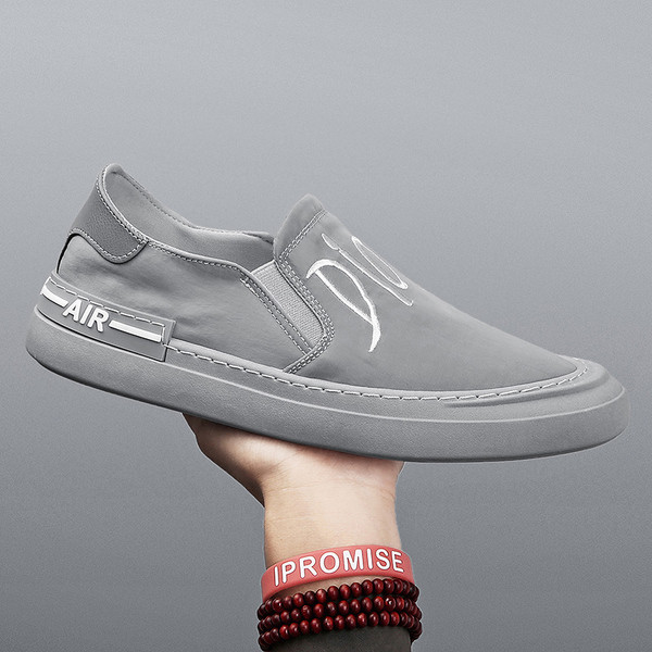 Öko bőrből készült férfi mokaszinok hímzéssel