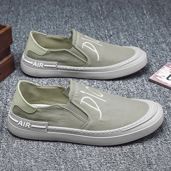 Öko bőrből készült férfi mokaszinok hímzéssel