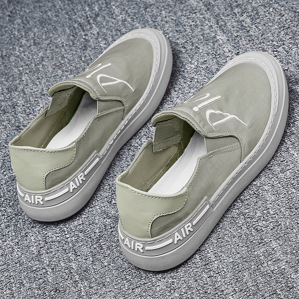 Öko bőrből készült férfi mokaszinok hímzéssel