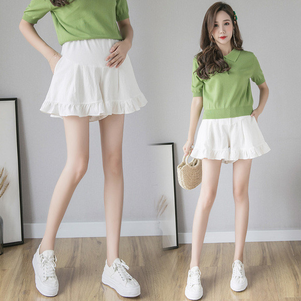 Divatos rövidnadrág fürtös terhes nők számára