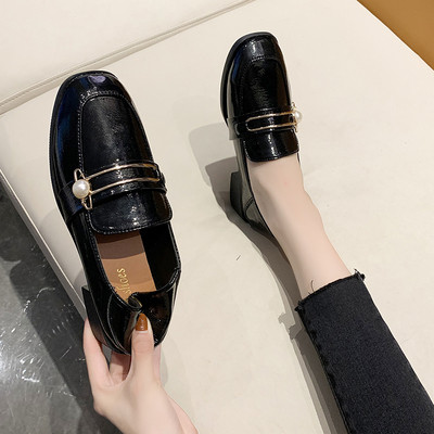 Aktuális női mokaszinok eco bőrből, gyöngyökkel