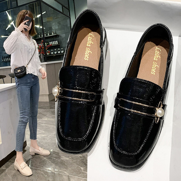 Aktuális női mokaszinok eco bőrből, gyöngyökkel