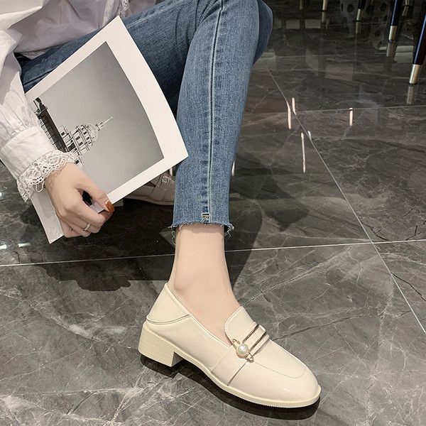 Aktuális női mokaszinok eco bőrből, gyöngyökkel