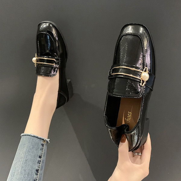 Aktuális női mokaszinok eco bőrből, gyöngyökkel