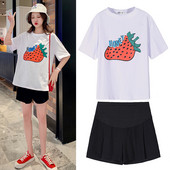 Šiuolaikiškas rinkinys nėščiosioms, įskaitant marškinėlius su aplikacijomis ir šortus