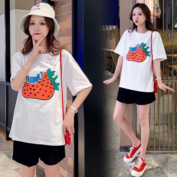 Šiuolaikiškas rinkinys nėščiosioms, įskaitant marškinėlius su aplikacijomis ir šortus