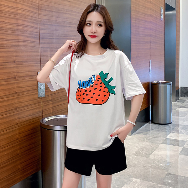 Šiuolaikiškas rinkinys nėščiosioms, įskaitant marškinėlius su aplikacijomis ir šortus