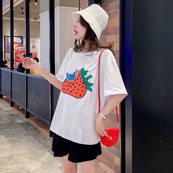 Šiuolaikiškas rinkinys nėščiosioms, įskaitant marškinėlius su aplikacijomis ir šortus