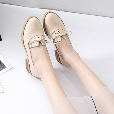 Modern női mokaszinok fűzős