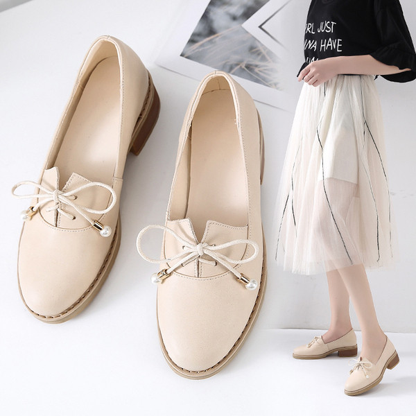 Modern női mokaszinok fűzős