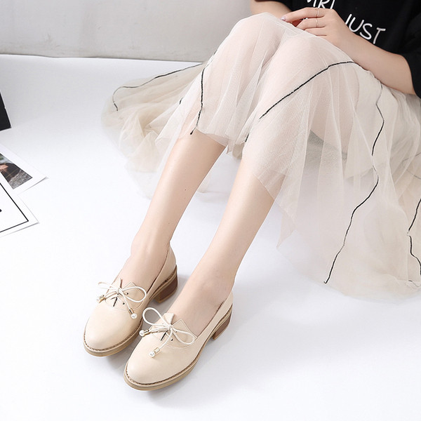 Modern női mokaszinok fűzős