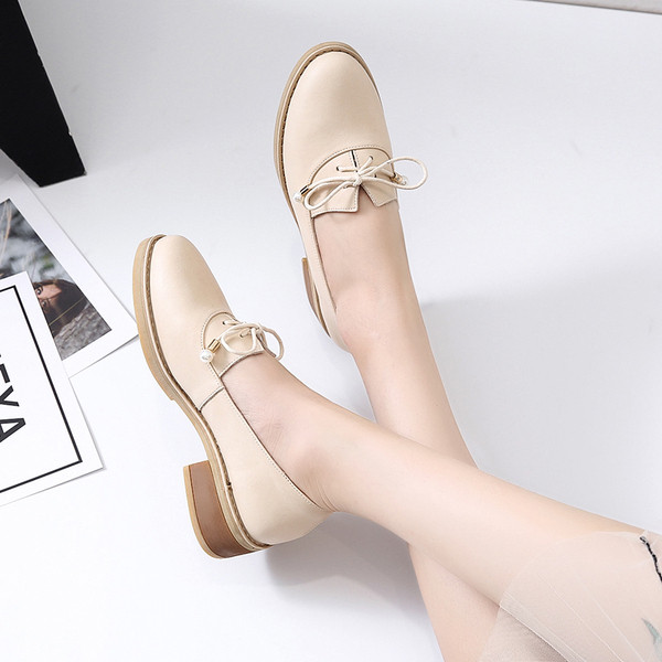 Modern női mokaszinok fűzős