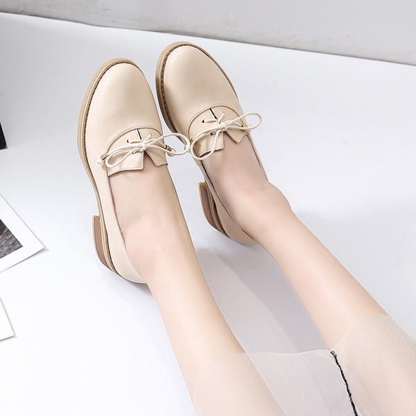 Modern női mokaszinok fűzős