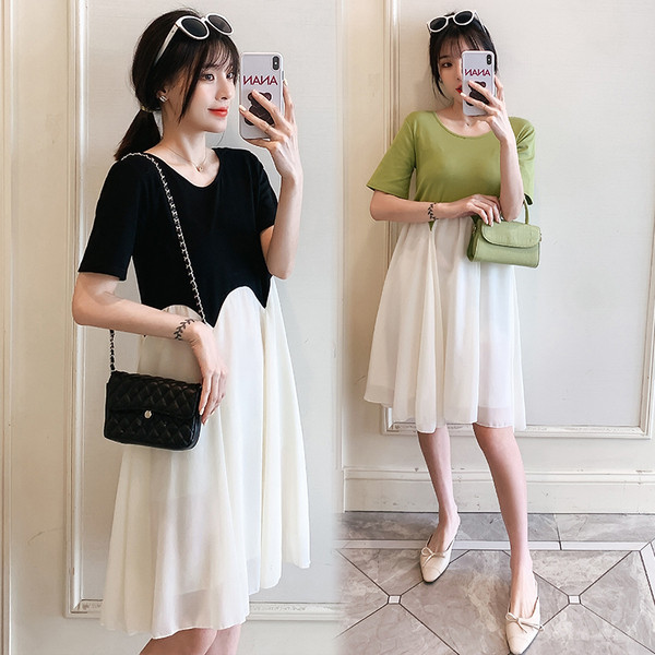 Alkalmi ruha terhes nőknek ovális nyakkivágással és rövid ujjal