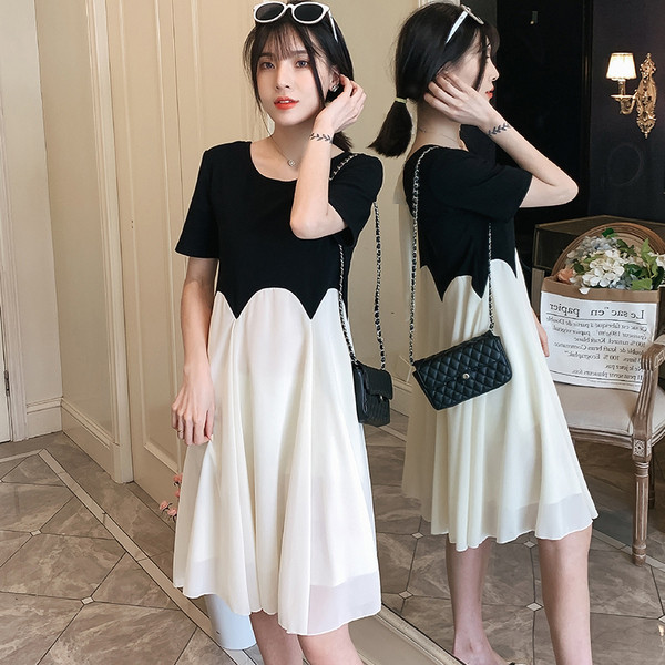 Alkalmi ruha terhes nőknek ovális nyakkivágással és rövid ujjal