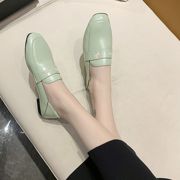 Γυναικείες μοκασίνια από οικολογικό δέρμα με κέντημα