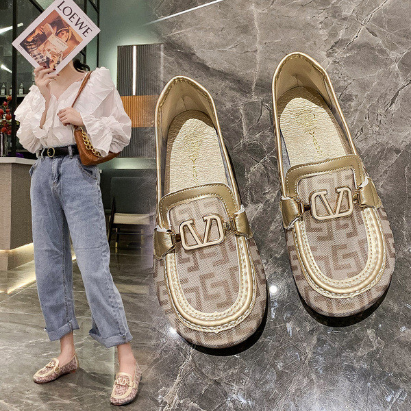Σύγχρονα γυναικεία μοκασίνια με μεταλλικό στοιχείο
