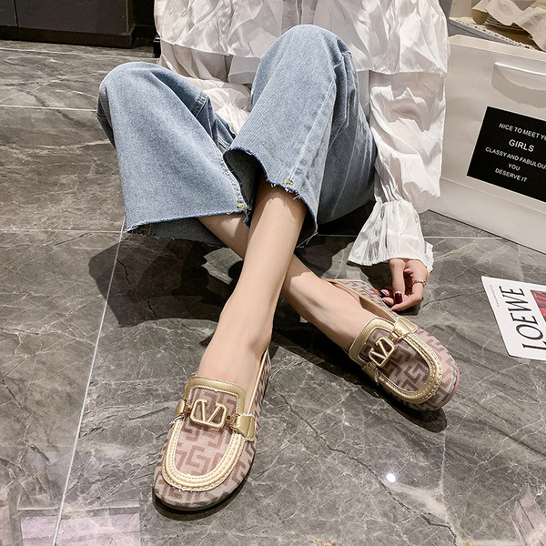 Σύγχρονα γυναικεία μοκασίνια με μεταλλικό στοιχείο