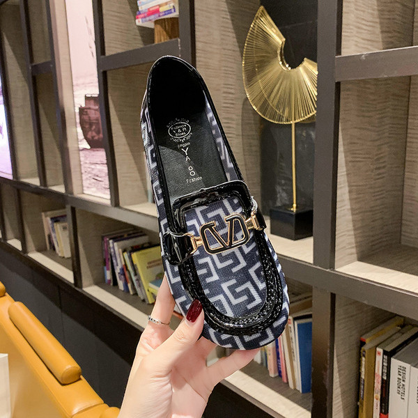 Σύγχρονα γυναικεία μοκασίνια με μεταλλικό στοιχείο