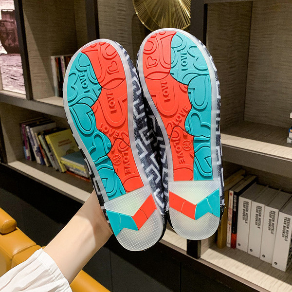 Σύγχρονα γυναικεία μοκασίνια με μεταλλικό στοιχείο