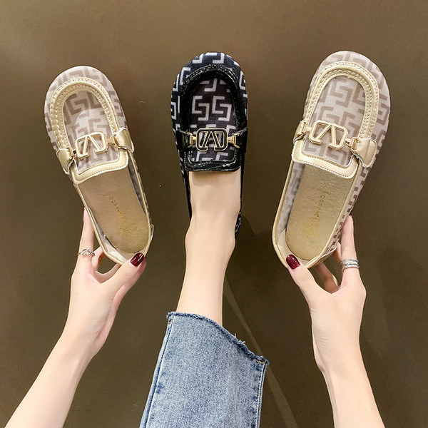 Σύγχρονα γυναικεία μοκασίνια με μεταλλικό στοιχείο