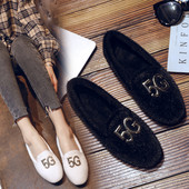 Σύγχρονα γυναικεία μοκασίνια με μεταλλικό στοιχείο