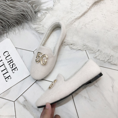 Σύγχρονα γυναικεία μοκασίνια με μεταλλικό στοιχείο