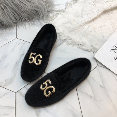 Σύγχρονα γυναικεία μοκασίνια με μεταλλικό στοιχείο