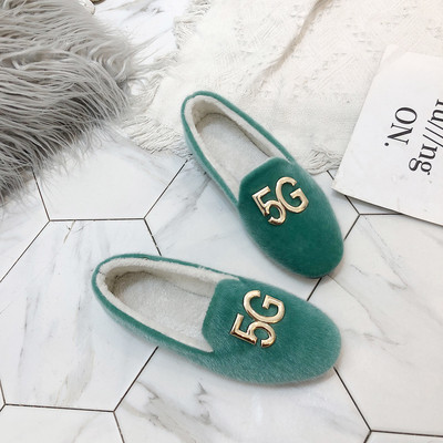 Σύγχρονα γυναικεία μοκασίνια με μεταλλικό στοιχείο