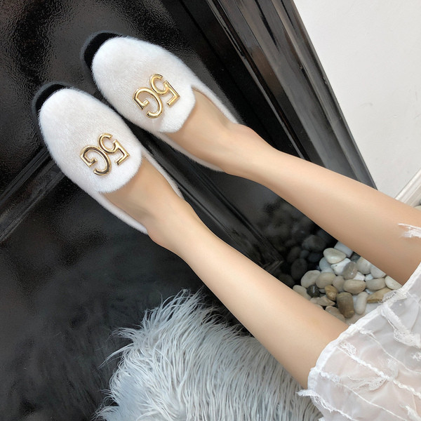 Σύγχρονα γυναικεία μοκασίνια με μεταλλικό στοιχείο 