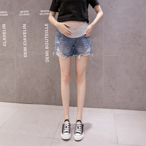 Μοντέρνα σορτς τζιν για έγκυες γυναίκες με σκισμένα μοτίβα