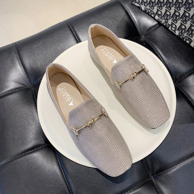 Fényes hatású, fém elemes női mokaszin