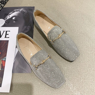 Fényes hatású, fém elemes női mokaszin