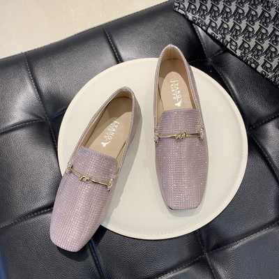 Fényes hatású, fém elemes női mokaszin