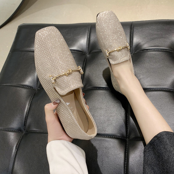 Fényes hatású, fém elemes női mokaszin