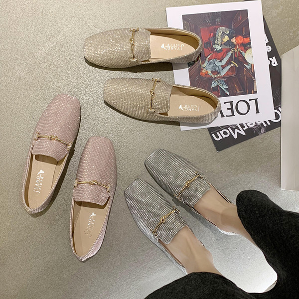 Fényes hatású, fém elemes női mokaszin