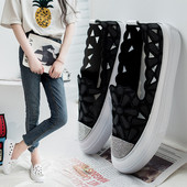 Alkalmi női mokaszinok lapos talppal és kövekkel