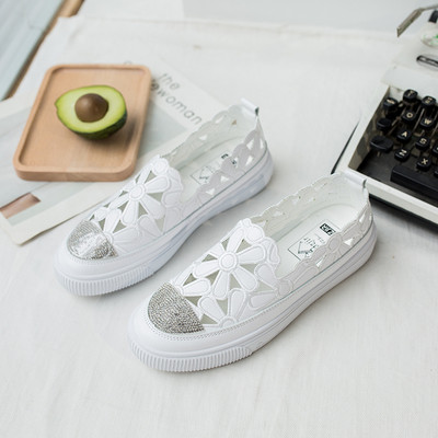 Alkalmi női mokaszinok lapos talppal és kövekkel