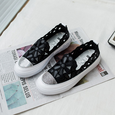 Alkalmi női mokaszinok lapos talppal és kövekkel