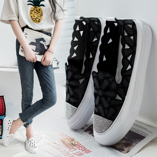 Alkalmi női mokaszinok lapos talppal és kövekkel