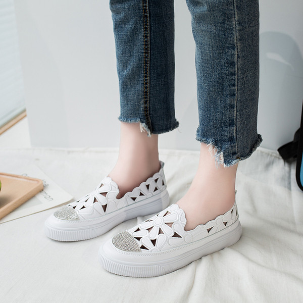 Alkalmi női mokaszinok lapos talppal és kövekkel