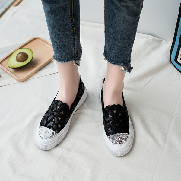 Alkalmi női mokaszinok lapos talppal és kövekkel