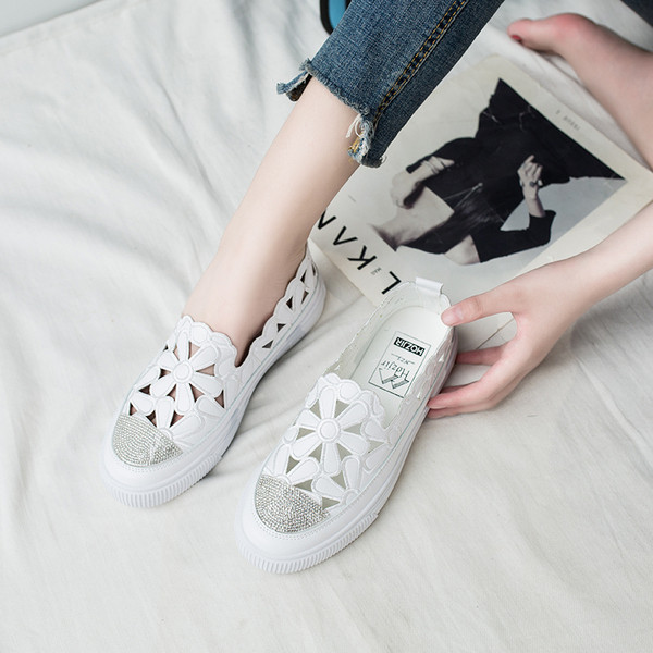 Alkalmi női mokaszinok lapos talppal és kövekkel