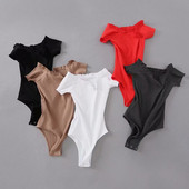 Női mindennapi test rövid ujjal és csupasz váll