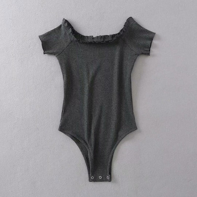 Női mindennapi test rövid ujjal és csupasz váll