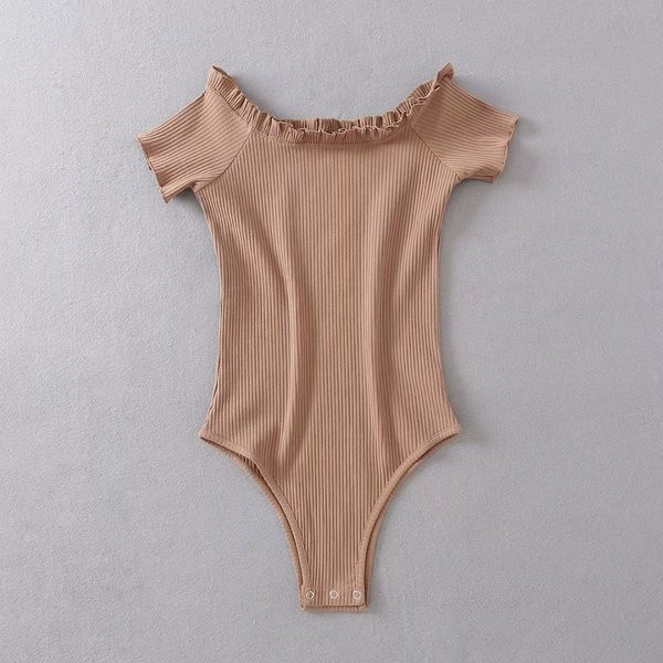 Női mindennapi test rövid ujjal és csupasz váll