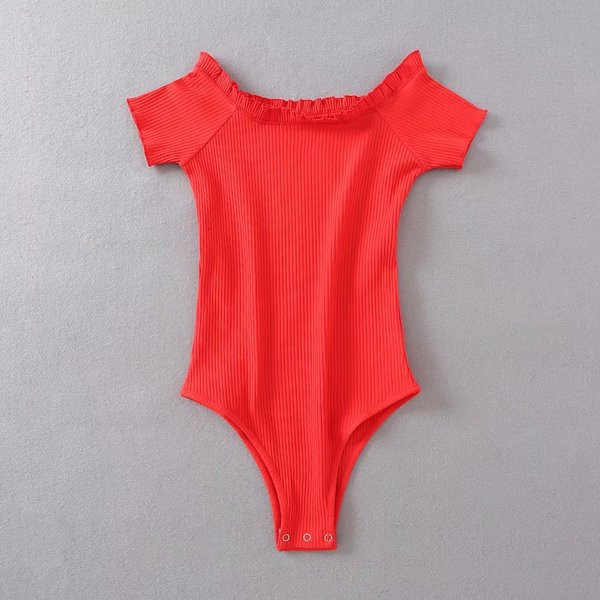 Női mindennapi test rövid ujjal és csupasz váll