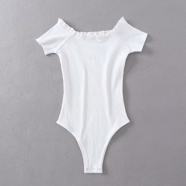 Női mindennapi test rövid ujjal és csupasz váll